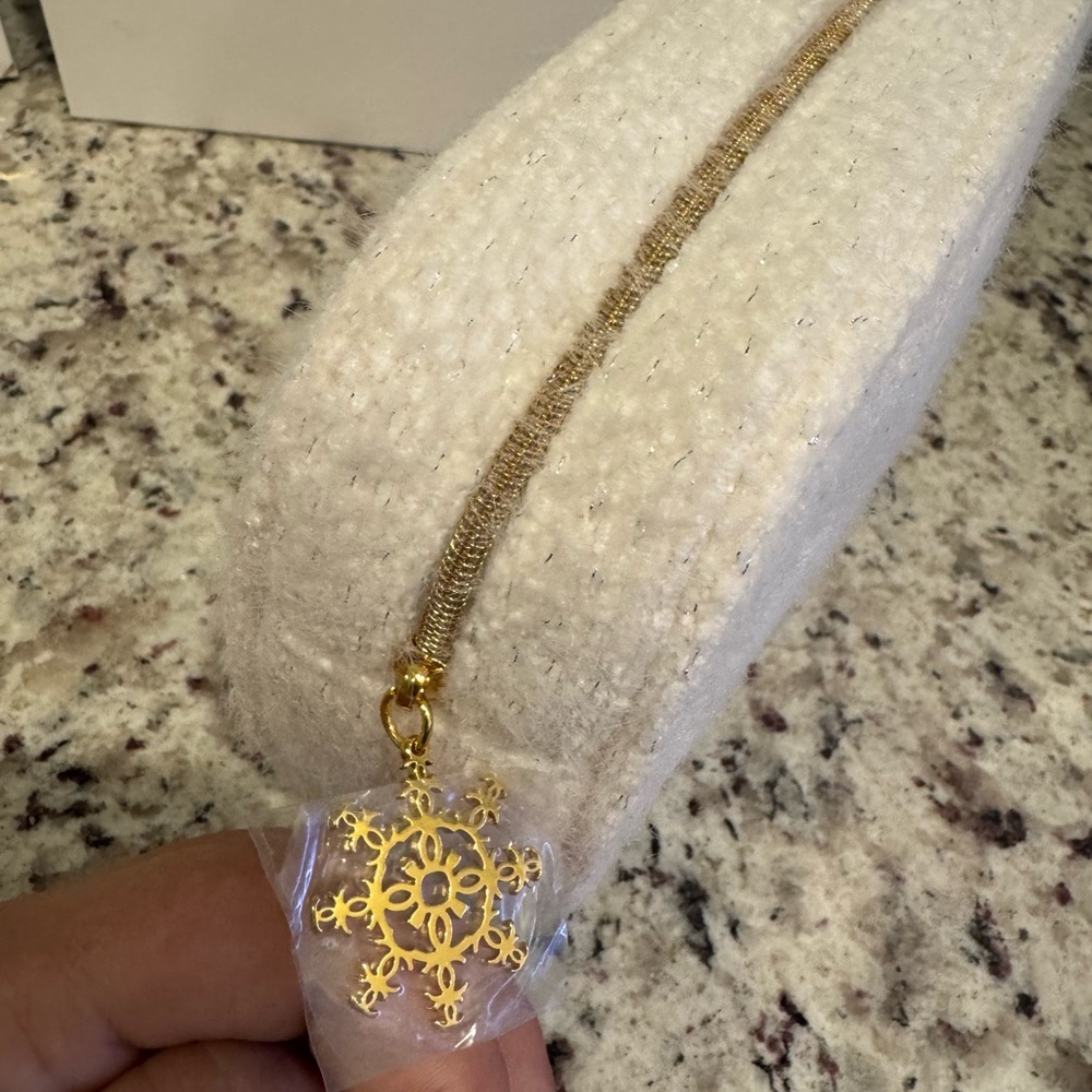 CHANEL White and Gold Beauty Set - Picture 6 of 12